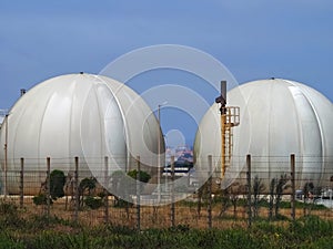 Liquifies gas tanks for energy supply