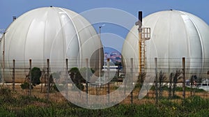 Liquifies gas tanks for energy supply