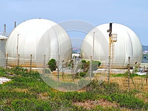 Liquifies gas tanks for energy supply