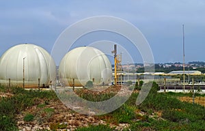 Liquifies gas tanks for energy supply