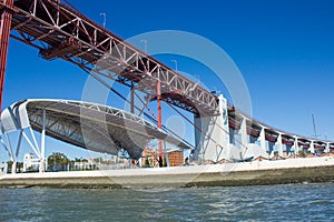 Lisboa, Portugal, Santo Amaro Dock, 25 de Abril Bridge and entertainment area coverage