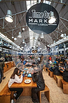 Time Out Market Lisboa. Crowd of people eating.