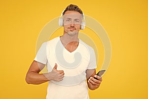 Listen good song. Guy modern user mobile application. Favorite music playlist. Music subscription. Mature man listen