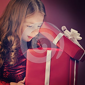 Litle girl open gift box