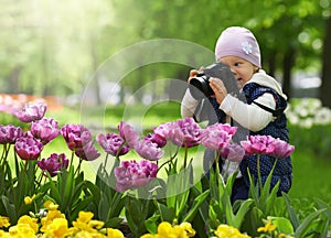 Malý amatér fotograf je šťastný a překvapen podle na vzít obrázek pomoc z profesionální 