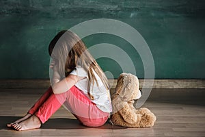 Pequeno un oso sobre el piso en vacío. autismo 