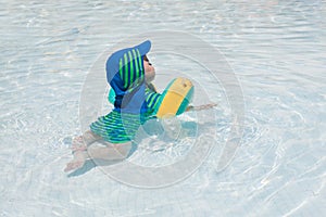 Malý dítě chlapec v bazén 