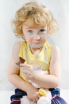 Malý blondýnka kadeřavá jíst čokoláda 