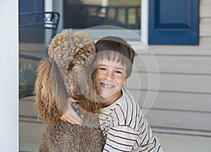 Pequeno chico a el perro 