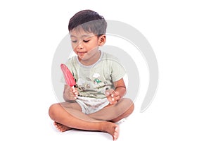 Little boy eatting iec cream