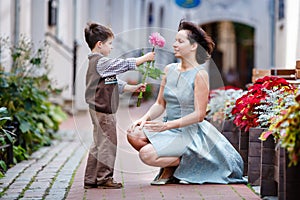 Pequeno chico dar flor sobre el su madre 