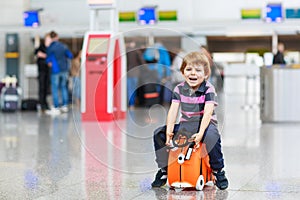 Malý chlapec bežný na prázdnin výlet kufor na letisko 
