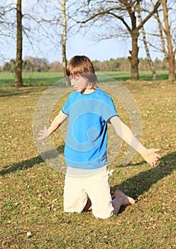 Little boy kneeing photo