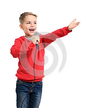 Malý chlapec mikrofon zpívá píseň 