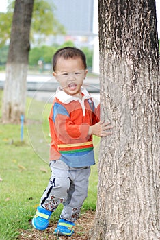 Little boy rely the tree