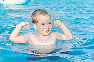 Malý chlapec na plávanie bazén 