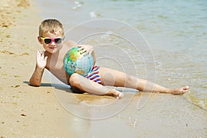 A little boy to take to the sea with the ball