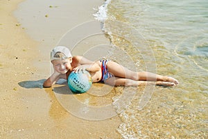 A little boy to take to the sea with the ball