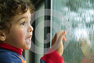 Malý chlapec sledovanie dážď 