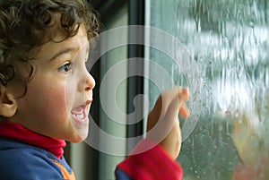 Pequeno chico seguimiento la lluvia 