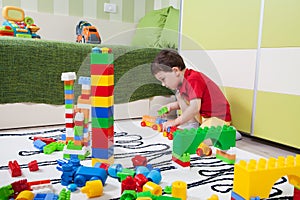 The little boy who build towers with plastic cubes