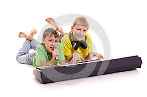 little boys at sintezator