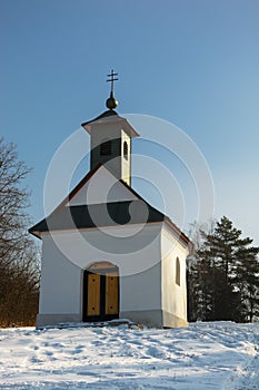 Malá kaplnka v zasneženej krajine