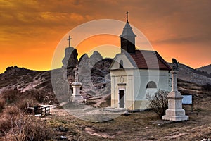 Pequeno capilla a estatuas en atardecer sobre el Hungría 