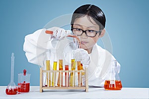 Little chemist makes research in the lab