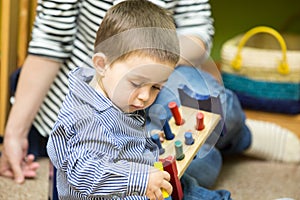 Pequeno chico en jardín de infancia en la clase 