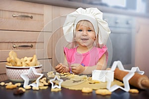 Pequeno principal cocinando galletas en La cocina 