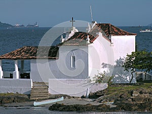 Pequeno iglesia sobre el isla 