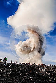 Pequeno explosión de volcán 