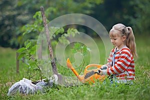 Pequeno jardinero plantando un árbol 