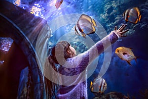 Little girl in the Aquarium photo