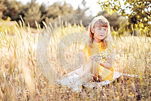 Little girl with a bouquet of daisies