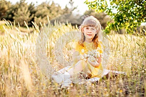 Little girl with a bouquet of daisies