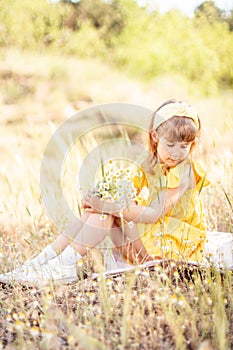 Little girl with a bouquet of daisies