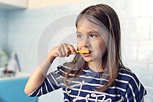 Malý z kavkazský vzhled kartáčování její zuby kartáček na zuby hygiena postupy v ráno. 