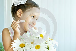 Little girl with dasies flowers