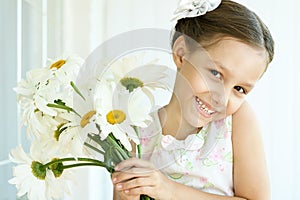 Little girl with dasies flowers