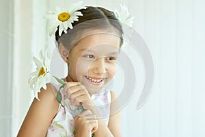 Little girl with dasies flowers