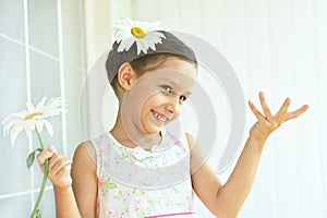 Little girl with dasies flowers