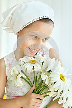 Little girl with dasies flowers