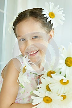 Little girl with dasies flowers