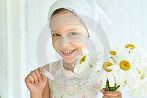 Little girl with dasies flowers