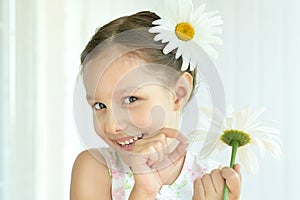 Little girl with dasies flowers