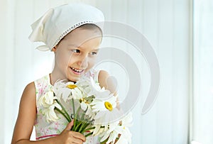 Little girl with dasies flowers