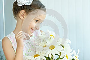 Little girl with dasies flowers