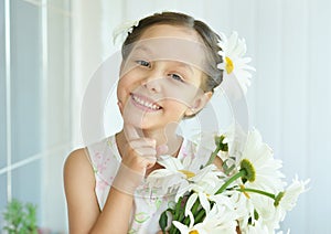 Little girl with dasies flowers